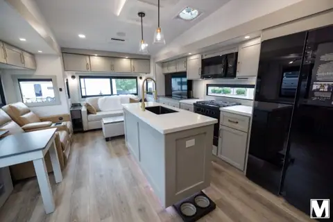 Moix RV Brinkley photo 3